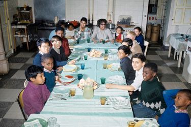 Joséphine Baker entourée de ses enfants, sa « tribu arc-en-ciel », au Château des Milandes, en 1968.