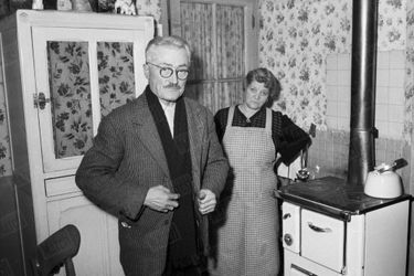 « Pépère », le chiffonnier de Saint Ouen qui avait retrouvé dans une poubelle le bébé adopté par Joséphine Baker en décembre 1959, chez lui avec son épouse.