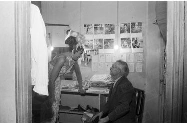 Joséphine Baker dans sa loge de l’Olympia avec « Pépère », le chiffonnier de Saint Ouen qui avait retrouvé dans une poubelle le bébé adopté par la chanteuse en décembre 1959.