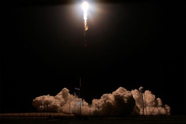La nouvelle capsule Crew Dragon de SpaceX a réussi à s'attacher automatiquement à la Station spatiale internationale.