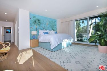 La maison de Cara Delevingne à Hollywood Hills, achetée avec sa soeur Poppy, a été mise en vente en février 2021 pour 3,75 millions de dollars 