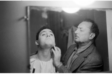 Pierre et Claude Brasseur, lors des répétitions de la pièce "Un ange passe" (écrite et mise en scène par Pierre Brasseur et interprétée par lui même et son fils Claude) au théâtre Les Célestins à Lyon, en janvier 1960.