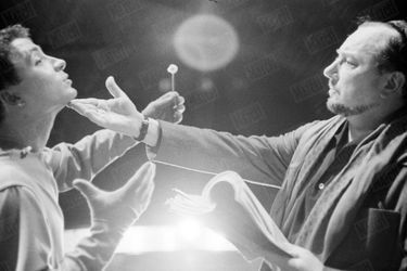 Pierre et Claude Brasseur, lors des répétitions de la pièce "Un ange passe" (écrite et mise en scène par Pierre Brasseur et interprétée par lui même et son fils Claude) au théâtre Les Célestins à Lyon, en janvier 1960.