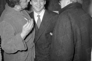Pierre Brasseur joue "Ornifle ou le courant d'air" à la Comédie des Champs-Elysées, où son fils Claude lui rend visite, en novembre 1955. À droite, la pianiste Lisa Magrini, seconde épouse de Pierre Brasseur. 