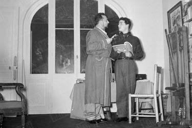Pierre Brasseur joue "Ornifle ou le courant d'air" à la Comédie des Champs-Elysées, où son fils Claude lui rend visite, en novembre 1955. 