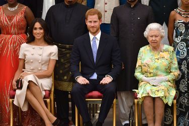 Meghan et Harry au côté de la reine Elizabeth II à la cérémonie Queen&#039;s Young Leaders Awards au palais de Buckingham à Londres le 26 juin 2018