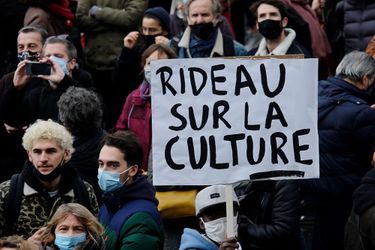 Place de la Bastille à Paris, et dans de nombreuses villes de France, le monde de la culture a dénoncé le "mépris" du gouvernement après l'annonce de la fermeture prolongée des cinémas et des théâtres. 