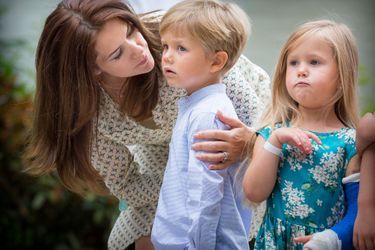 Le prince Vincent et la princesse Josephine de Danemark avec leur mère, le 19 juillet 2015