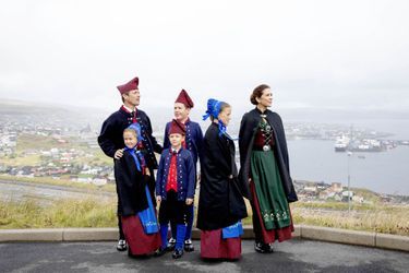 La princesse Josephine et le prince Vincent de Danemark avec leurs parents, leur frère et leur soeur, en tenues traditionnelles aux îles Féroé, le 23 août 2018