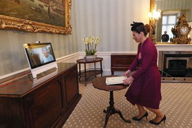 La reine Elizabeth II reçoit virtuellement l&#039;ambassadrice de Géorgie à Buckingham Palace depuis son château de Windsor, le 4 décembre 2020