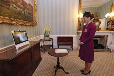 La reine Elizabeth II reçoit virtuellement l&#039;ambassadrice de Géorgie au Palais de Buckingham depuis son château de Windsor, le 4 décembre 2020