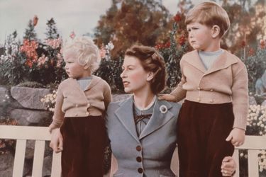 La princesse Elizabeth avec ses enfants le prince Charles et la princesse Anne au château de Balmoral en septembre 1952 