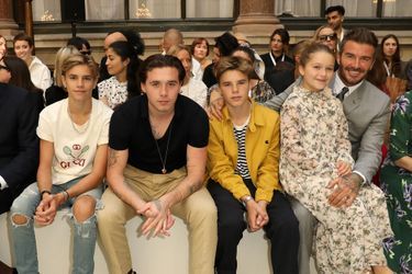 Romeo, Brooklyn, Cruz et Harper Beckham avec leur père David Beckham au défilé de Victoria Beckham en septembre 2019