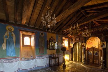 Les plus grands peintres russes de l’art orthodoxe sont venus ici pour réaliser les fresques et les icônes.
