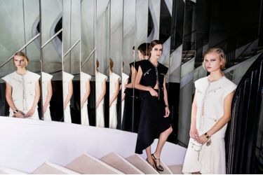 Chanel En noir et blanc… Un avant-goût pour Paris Match, dans l’escalier mythique du 31 rue Cambon, de l’hommage au cinéma signé Virginie Viard