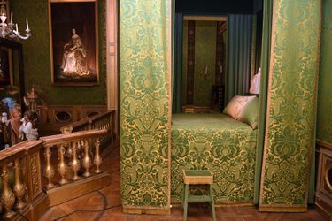 Dans la chambre du Roi, le lit où Louis XIV fit une sieste le 17 août 1661, lors de la fête donnée en son honneur par Fouquet.