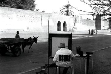 Janvier 1959. Winston Churchill à Marrakech, le plus célèbre des habitués. A gauche, l’ex-Premier ministre assouvit sa passion pour l’aquarelle, rue des Remparts à Marrakech, le 3 février 1959.