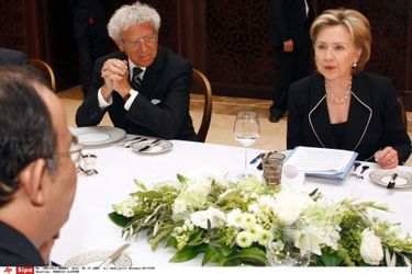 Hillary Clinton, secrétaire d’Etat sous la présidence Obama, à côté de l’ambassadeur américain Samuel Kaplan en 2009.