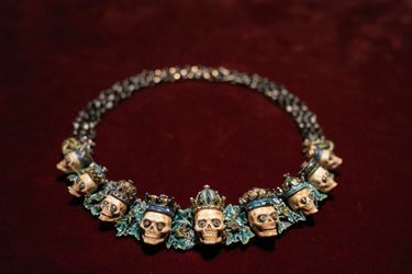 En or et argent émaillés, ce collier est un « Memento mori », une spécialité de Codognato.