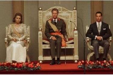 Le grand-duc Henri de Luxembourg avec la grande-duchesse Maria Teresa et le prince héritier Guillaume, le 7 octobre 2000, jour de son accession au trône