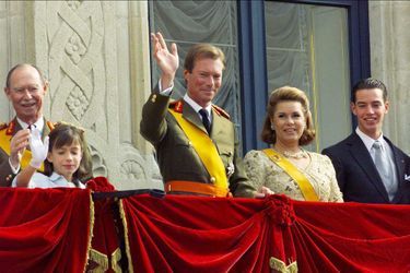 Le grand-duc Henri de Luxembourg avec la famille grand-ducale, le 7 octobre 2000, jour de son accession au trône