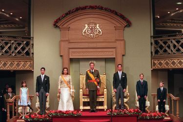 Le grand-duc Henri de Luxembourg avec sa femme la grande-duchesse Maria Teresa et leurs enfants, le 7 octobre 2000, jour de son accession au trône