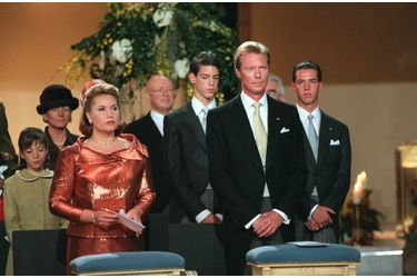 La grande-duchesse Maria Teresa et le grand-duc Henri de Luxembourg avec la famille grand-ducale, le 7 octobre 2000