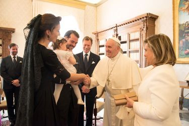 La princesse Claire, le prince Félix et leur fille avec la famille grand-ducale de Luxembourg et le pape François, le 22 mars 2016
