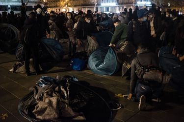 Un camp de migrants improvisé place de la République à Paris a été violemment démantelé par les forces de l'ordre dans la nuit de lundi à mardi. 
