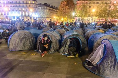 Un camp de migrants improvisé place de la République à Paris a été violemment démantelé par les forces de l'ordre dans la nuit de lundi à mardi. 