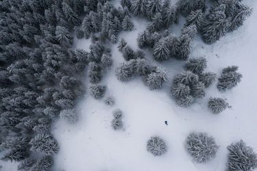 Vue au drone sur les paysages enneiges au domaine de la Clusaz, Plateau des Confins.