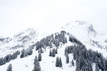 Vue au drone sur les paysages enneigés au domaine de la Clusaz, Haute Savoie.