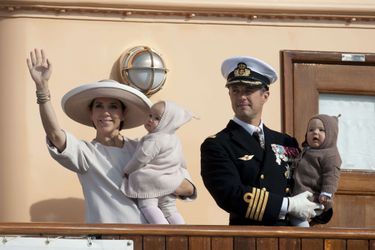 La princesse Josephine et le prince Vincent de Danemark avec leurs parents, le 23 août 2011