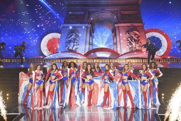 Les 15 demi-finalistes défilent lors du concours Miss France 2021