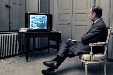 Valéry Giscard d'Estaing devant sa télévision pour l'annonce des résultats du premier tour de l'élection présidentielle, le 5 mai 1974.