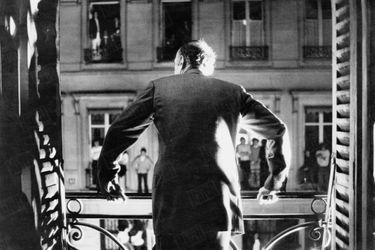 Valéry Giscard d'Estaing après l'annonce des résultats du second tour de l'élection présidentielle, le 19 mai 1974. Élu par 50,81 % des voix, le nouveau président de la République apparait au balcon de son QG, rue de la Bienfaisance à Paris, alors que la foule reprend la "Marseillaise" de la victoire.