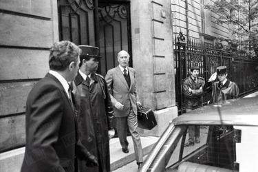 Valéry Giscard d'Estaing sortant de son domicile de la rue de Benouville à Paris, le 11 mai 1981, lendemain de sa défaite au second tour des élections présidentielles.
