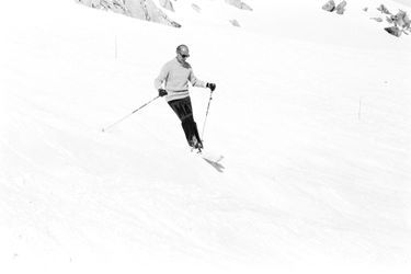 Valéry Giscard d'Estaing skiant lors d'un week-end à Chamonix, en avril 1979.