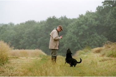 Valéry Giscard d'Estaing, avec son chien dans sa propriété d'Authon dans le Loir-et-Cher, en juin 1998.