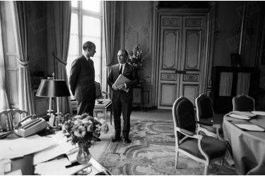 Valéry Giscard d'Estaing, ministre de l'Economie et des Finances, en compagnie de Jacques Chaban-Delmas, chef du gouvernement, lors d'un Conseil des ministres au palais de l'Elysée en septembre 1970.