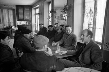 Valéry Giscard d'Estaing en campagne pour les législatives, buvant une "tomate" (anis et grenadine) avec des électeurs dans un café d'un village d'Auvergne, en février 1967.