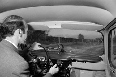 Valéry Giscard d'Estaing en campagne pour les législatives, au volant de sa Renault 4L sur les routes d'Auvergne, en février 1967.