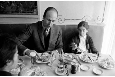 Valéry Giscard d'Estaing déjeunant au restaurant avec ses filles Valérie-Anne, 15 ans, et Jacinte, 8 ans, en avril 1969.
