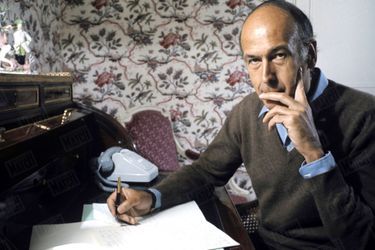 Valéry Giscard d'Estaing à son bureau dans sa résidence officielle de Marly-le-Roi, terminant la rédaction du manuscrit de son livre "Démocratie française", septembre 1976.