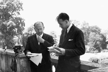 Valéry Giscard d'Estaing, 29 ans, en compagnie du Président du Conseil Edgar Faure, dont il est alors le directeur adjoint du cabinet, sur la terrasse du Château de la Celle-Saint-Cloud, en juillet 1955.