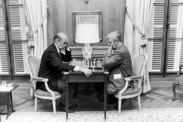Valéry Giscard d'Estaing jouent aux échecs avec le Chancelier allemand Helmut Schmidt dans le bureau-bibliothèque du château de l'Etoile, à Authon, la propriété de l'ancien président français dans le Loir-et-Cher, en mai 1983.