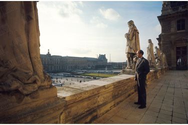Valéry Giscard d'Estaing, ministre de l'Economie et des Finances, sur la terrasse prolongeant son bureau, au Louvre, en janvier 1970.
