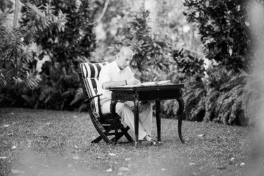 Valéry Giscard d'Estaing s'isolant pour écrire, dans le parc de la propriété du préfet de Fort-de-France, lors de ses vacances à la Martinique, en décembre 1980.