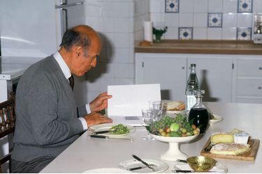 Repas studieux à La Varvasse pour l'ancien chef de l'Etat, en septembre 1986.