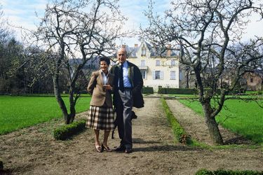 Valéry et Anne-Aymone Giscard d'Estaing dans le jardin de La Varvasse, en avril 1986.